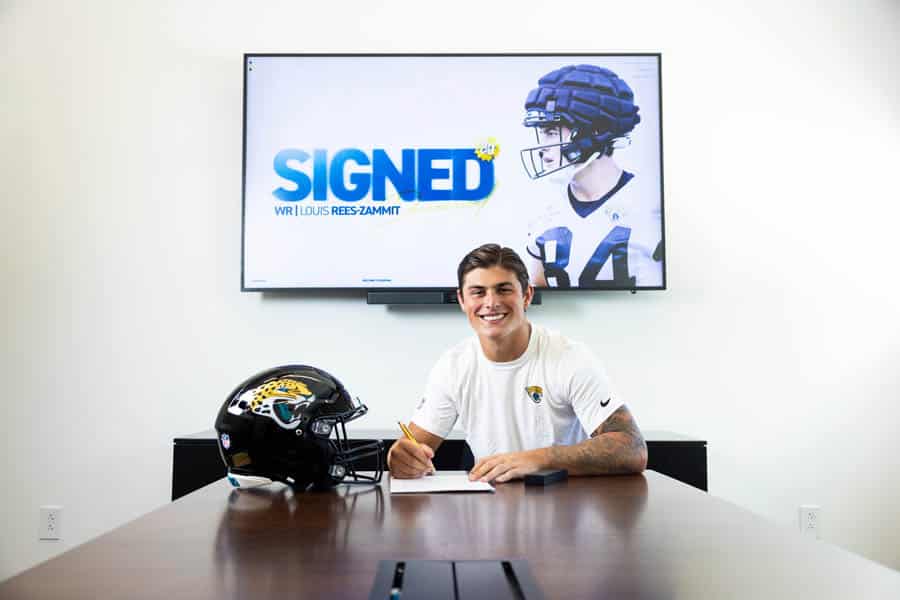 Jacksonville, Fla. — Jaguars wide receiver Louis Rees-Zammit signs his contract at the Miller Electric Center on August 29, 2024.